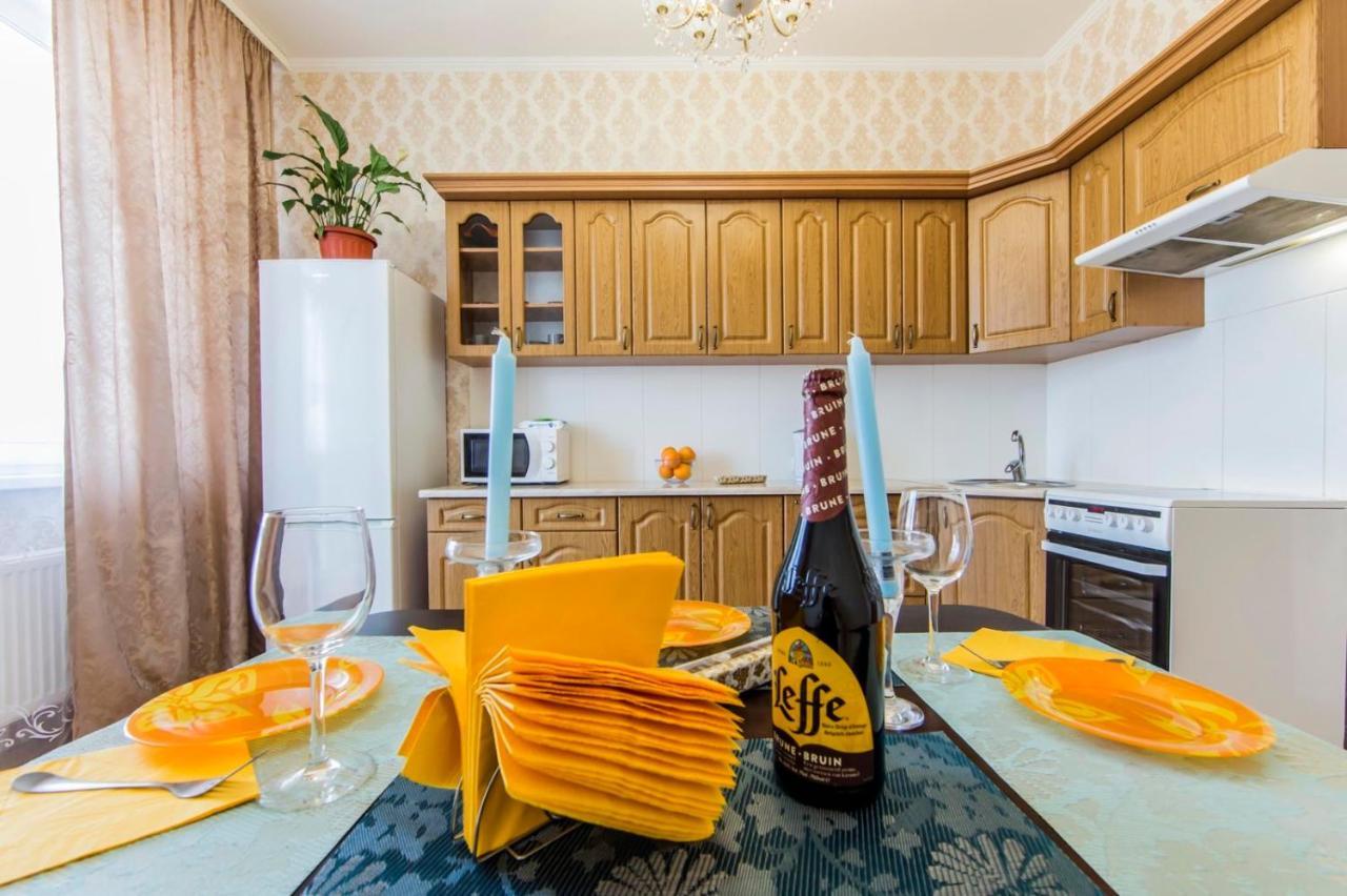 Large 2 Room Apartment With A Beautiful View 2 Min Metro Chernigivska Kiev Exterior foto