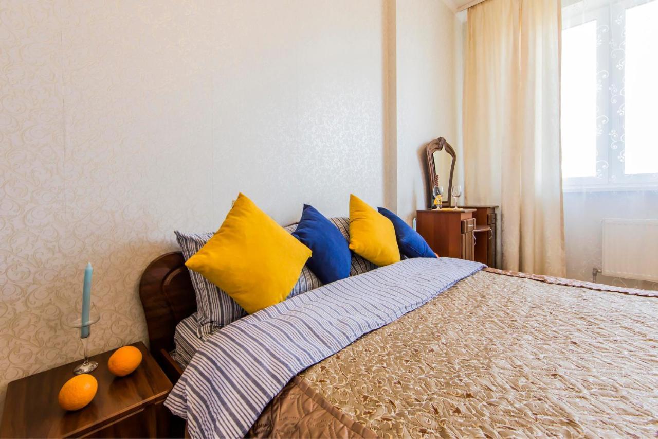 Large 2 Room Apartment With A Beautiful View 2 Min Metro Chernigivska Kiev Exterior foto