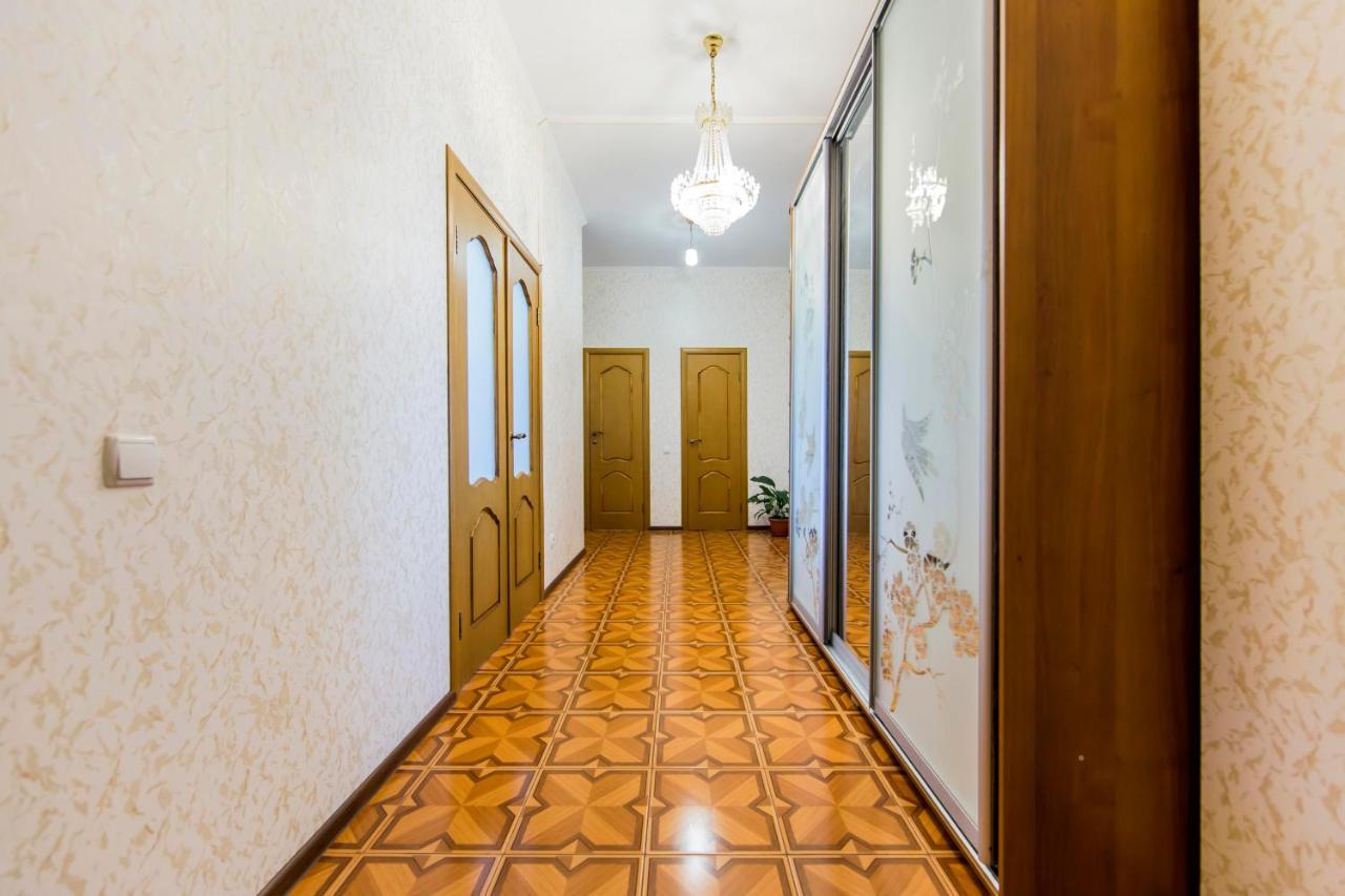 Large 2 Room Apartment With A Beautiful View 2 Min Metro Chernigivska Kiev Exterior foto